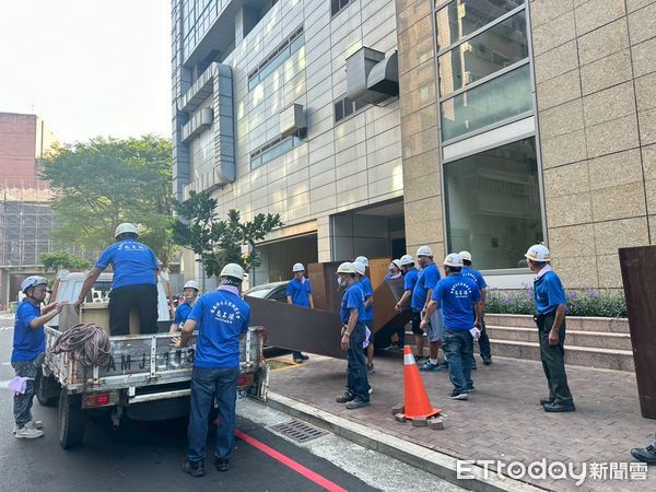 ▲台南市勞工局「做工行善團」完成第310戶修繕，志工協助後壁郭姓老翁老屋煥然一新。（記者林東良翻攝，下同）