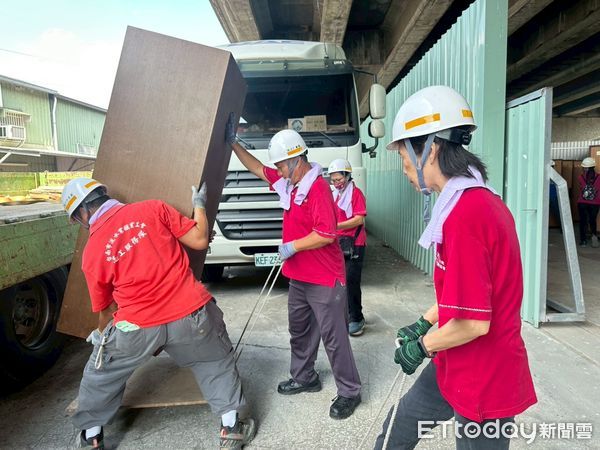 ▲台南市勞工局「做工行善團」完成第310戶修繕，志工協助後壁郭姓老翁老屋煥然一新。（記者林東良翻攝，下同）