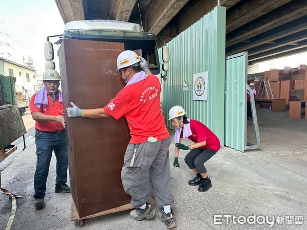 ▲台南市勞工局「做工行善團」完成第310戶修繕，志工協助後壁郭姓老翁老屋煥然一新。（記者林東良翻攝，下同）