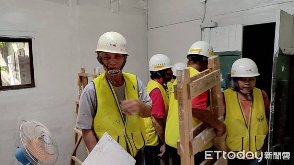 ▲台南市勞工局「做工行善團」完成第310戶修繕，志工協助後壁郭姓老翁老屋煥然一新。（記者林東良翻攝，下同）