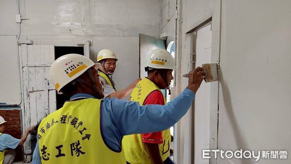 ▲台南市勞工局「做工行善團」完成第310戶修繕，志工協助後壁郭姓老翁老屋煥然一新。（記者林東良翻攝，下同）