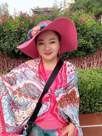 ▲▼白冰冰跟上流行演唱〈沒出息〉。（圖／長興影視提供）