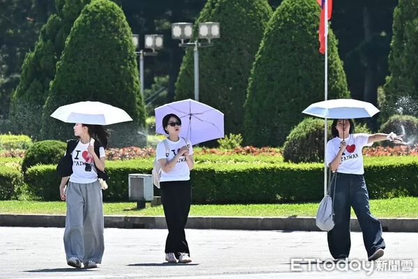 ▲▼熱浪,陽光,夏日,夏天,炎熱,陽傘,暑假,觀光客,遊客,逛街,極端高溫,中暑,酷暑,烈日,防曬,遮陽,行人,路人,悶熱,撐傘,打傘,秋老虎,天氣配圖。（圖／記者李毓康攝）