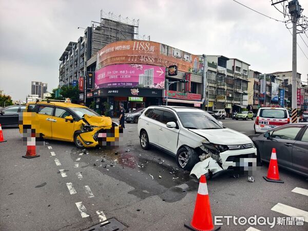 ▲▼高雄市鳳山區今（12）日中午發生一起車輛對撞事故。一輛欲左轉的自小客車，與對向直行的營業小客車在文龍東路與經武路口發生碰撞。（圖／記者吳世龍翻攝）