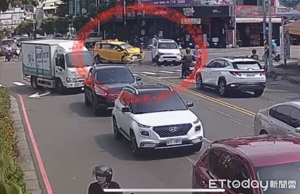 ▲▼高雄市鳳山區今（12）日中午發生一起車輛對撞事故。一輛欲左轉的自小客車，與對向直行的營業小客車在文龍東路與經武路口發生碰撞。（圖／記者吳世龍翻攝）