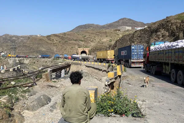 ▲▼巴基斯坦與阿富汗激烈交火後，宣布封閉與阿富汗接壤的邊界通道。圖為兩國主要邊境口岸之一的托爾哈姆（Torkham）。（圖／路透）