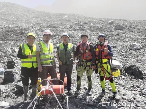 ▲▼成功大學防災研究中心專業團隊在空勤總隊直升機協助下，重新安裝水位計。（圖／記者王兆麟翻攝，下同）
