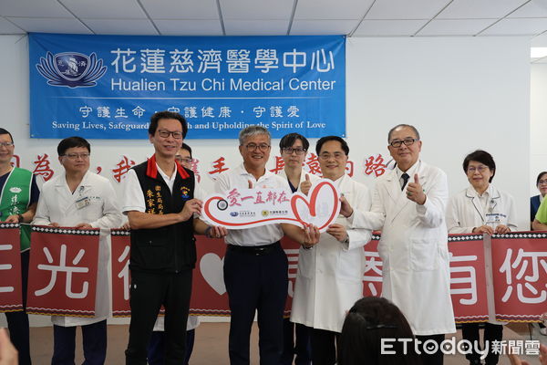 ▲完成連續18天的緊急醫療任務，花蓮慈院正式將醫療站交棒給光復鄉衛生所。（圖／慈濟醫學中心提供，下同）