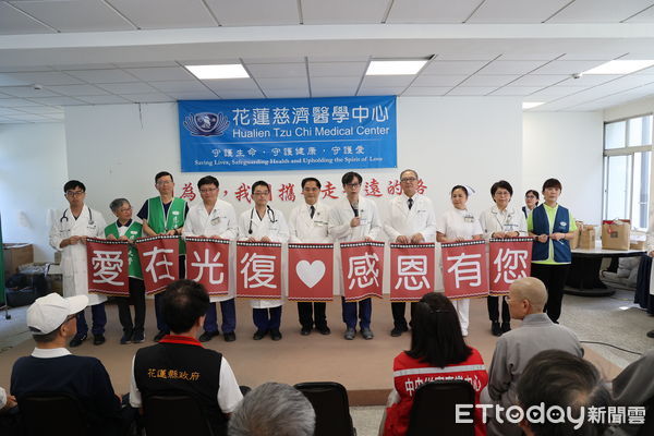 ▲完成連續18天的緊急醫療任務，花蓮慈院正式將醫療站交棒給光復鄉衛生所。（圖／慈濟醫學中心提供，下同）