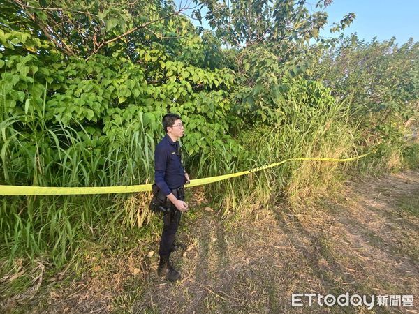 ▲▼       新北市板橋區新月橋下河濱公園內草叢，今（12）日下午有民眾發現一具男性遺體      。（圖／記者陸運陞翻攝）