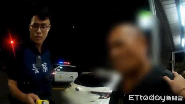▲吳男酒後駕車遭警方攔下開罰，並依規定上銬逮捕。（圖／記者張君豪翻攝）