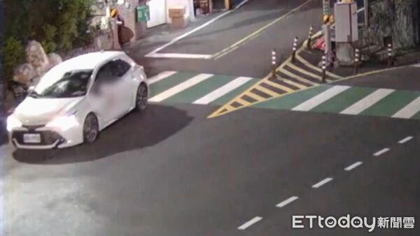 ▲吳男酒後駕車遭警方攔下開罰，並依規定上銬逮捕。（圖／記者張君豪翻攝）