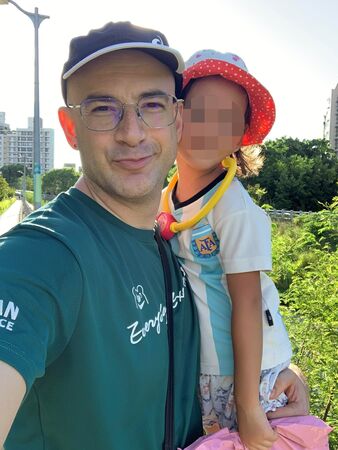 ▲▼高鐵寧靜車廂爭議！吳鳳「孩子哭鬧父母最焦慮」提1建議。（圖／翻攝自Facebook／吳鳳 Rifat）