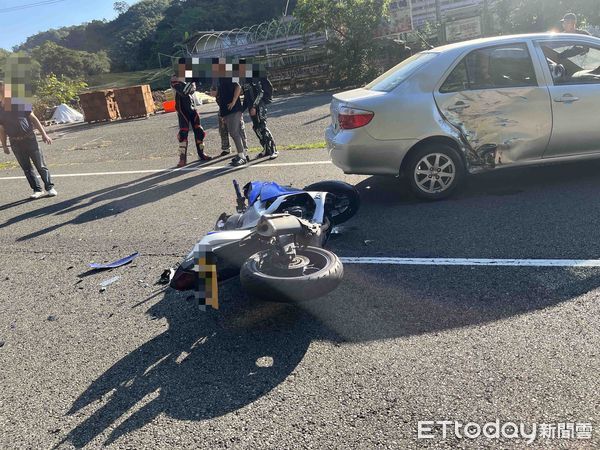 ▲轎車駕駛在台3線違規跨越雙黃線，害對向重機騎士反應不及，女騎士擦傷送醫。（圖／記者楊永盛翻攝）