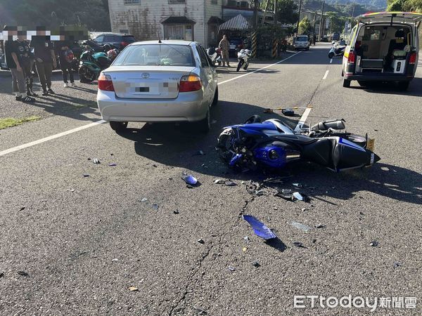 ▲轎車駕駛在台3線違規跨越雙黃線，害對向重機騎士反應不及，女騎士擦傷送醫。（圖／記者楊永盛翻攝）