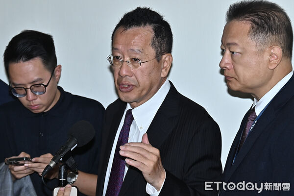 ▲國防部長顧立雄14日回應500cc瓶裝水爭議（圖／記者李毓康攝）