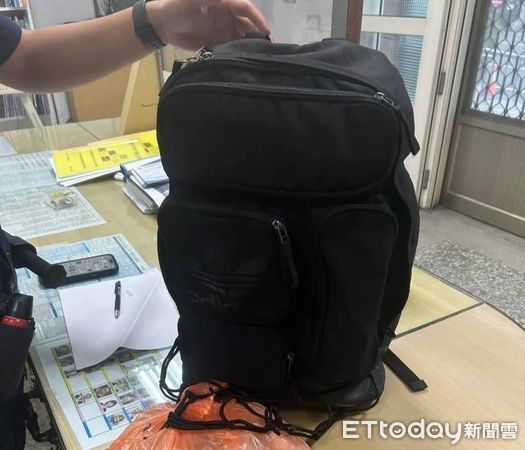 ▲警民合作發還「鏟土超人」遺失包包。（圖／記者楊晨東翻攝）