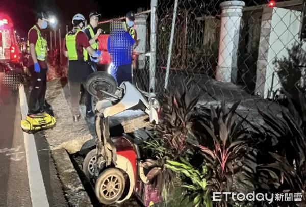 ▲龍泉派出所巡佐劉應義、警員徐郁婷助周男就醫。（圖／記者陳崑福翻攝）