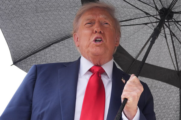 ▲▼美國總統川普搭乘空軍一號前往中東前向記者發表談話。（圖／達志影像／美聯社）