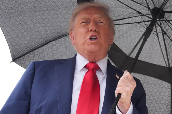 ▲▼美國總統川普搭乘空軍一號前往中東前向記者發表談話。（圖／達志影像／美聯社）