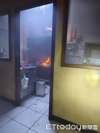 ▲羊肉店廚房凌晨突然起火，消防隊緊急疏散樓上房客。（圖／記者陳洋翻攝）