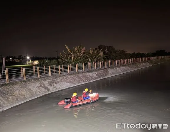 ▲台南柳營嘉南大圳傳出疑似落水事件，警消出動橡皮艇與無人機進行夜間搜尋。（記者林東良翻攝，下同）