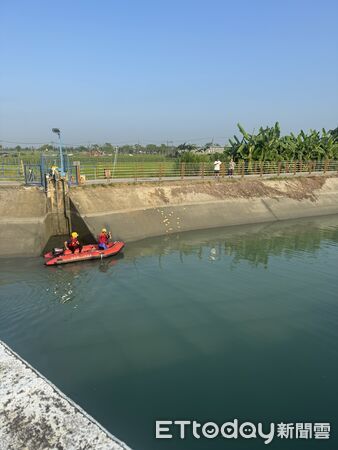 ▲台南柳營嘉南大圳傳出疑似落水事件，警消出動橡皮艇與無人機進行夜間搜尋。（記者林東良翻攝，下同）