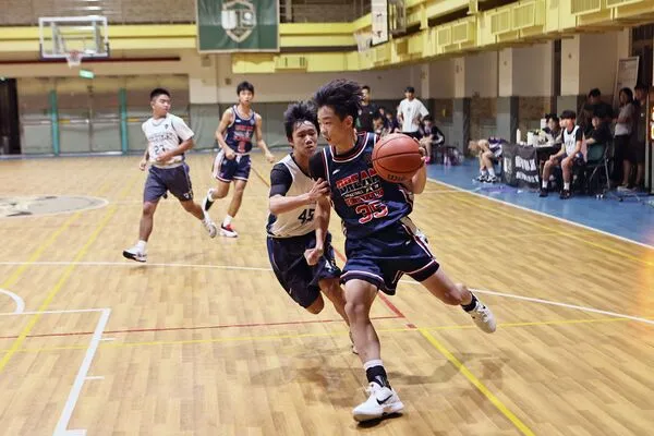 ▲U15組 2B的Ballin`隊王震洋(右)此役攻下13分並抓下6個籃板、U19組二裕德高中隊長婁天力(左)全場獲得20分。（圖／U19籃球聯盟提供）