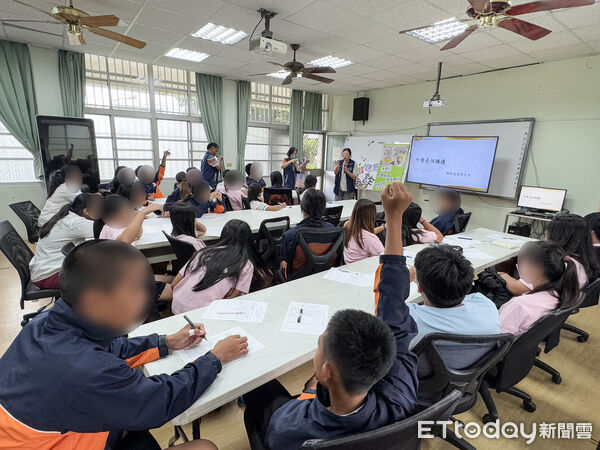 ▲屏東執行分署會同屏東縣警局在瑪家國中進行打詐反毒與性平宣導。（圖／屏東執行分署提供）