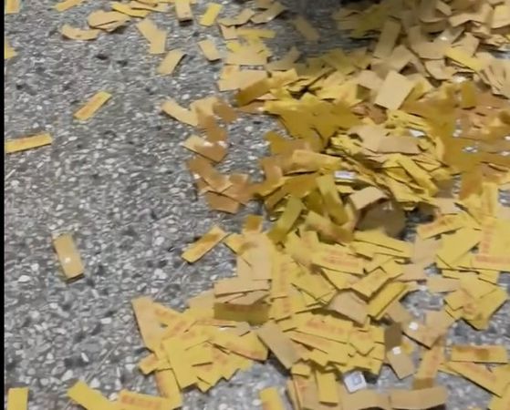 ▲黃女指控前夫撒冥紙。（圖／翻攝自臉書）