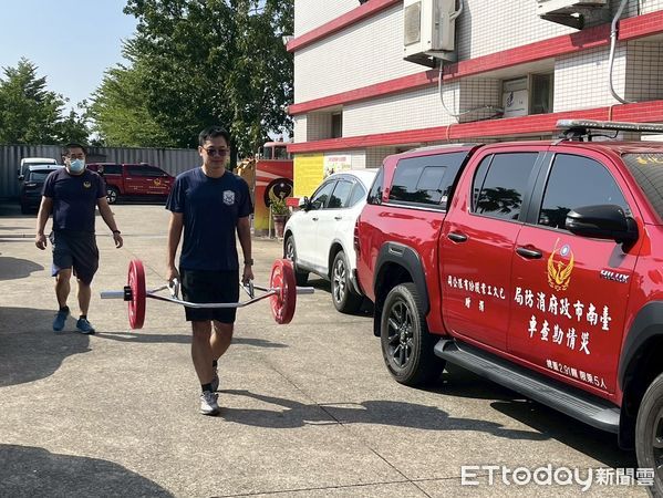 ▲台南市消防局第四大隊舉辦新式七項體能測驗暨救助複訓，142名消防人員全力投入訓練。（記者林東良翻攝，下同）