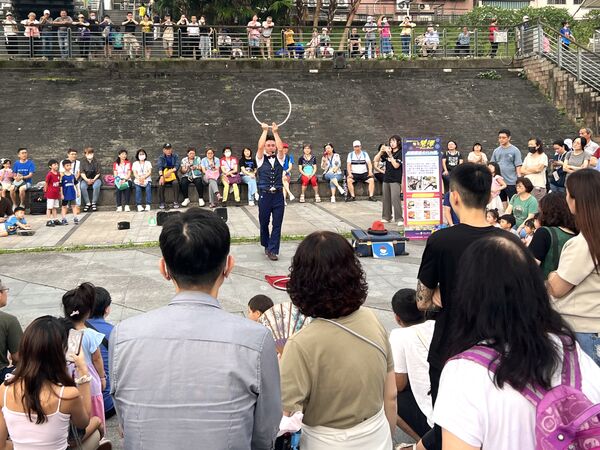 ▲日本超人氣插畫IP「水豚君（KAPIBARASAN）」10/24進駐碧潭地景裝置展。（圖／新北市觀旅局提供）