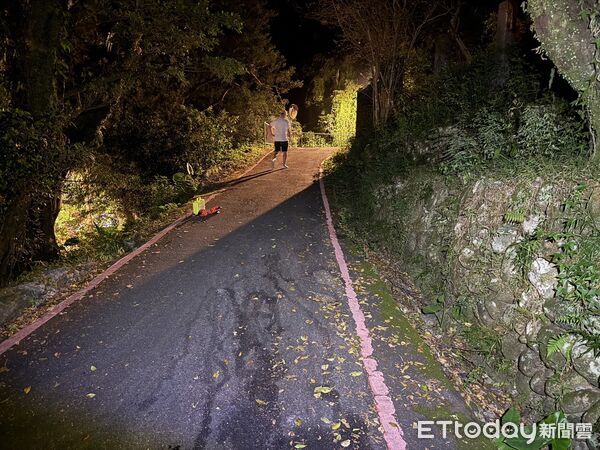 ▲王男酒醉倒在路中，遭開計程車的朱男輾斃。（圖／記者陸運陞翻攝）