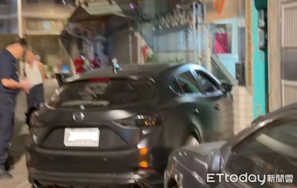 ▲違規併排車的「馬三」遇警狂逃，衝入民宅後嫌犯棄車而逃。（圖／記者楊熾興翻攝）