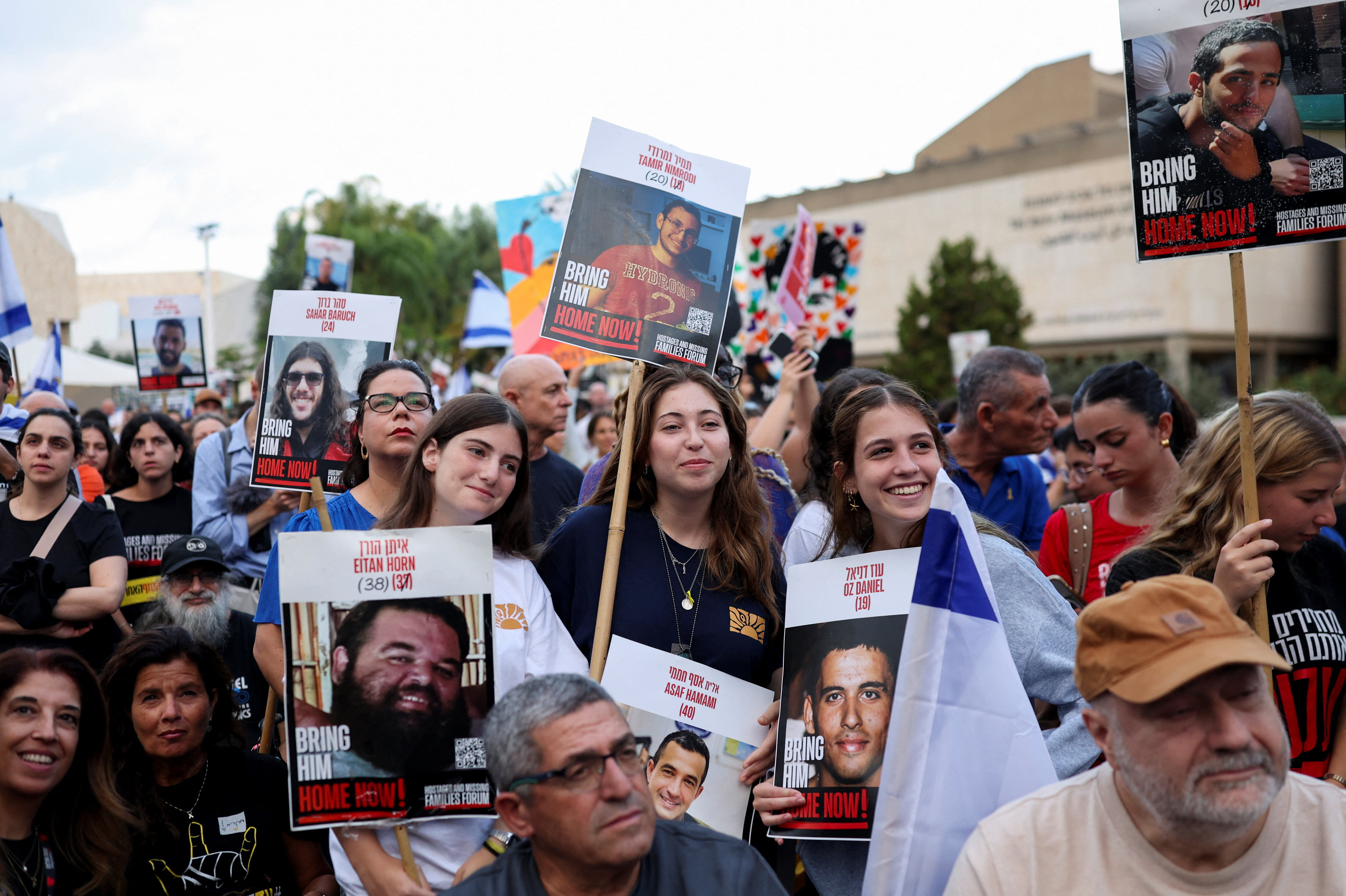 ▲▼哈瑪斯即將釋放人質，以色列特拉維夫「人質廣場」13日擠滿等待人質歸來的民眾。（圖／路透）