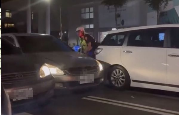 ▲▼台中文心路車逃逸連撞5人車。（圖／翻攝Threads／airepoter_news）