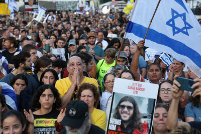 以色列人質釋放歸來！民眾擠爆廣場「感動歡呼」　揮舞國旗和照片