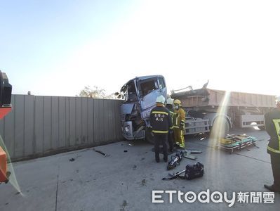 快訊／台北港碼頭「2砂石車追撞」！1駕駛受困變形車體　雙腿受傷