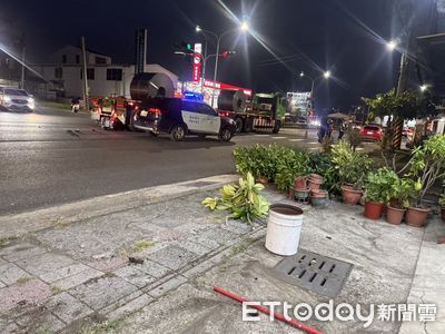 快訊/高雄拖板車載鋼圈停紅燈 機車從後直接撞上騎士送醫