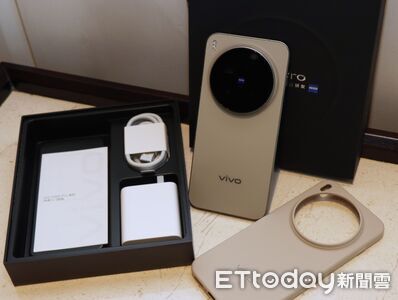 開箱/vivo X300 Pro完整內盒、2.35x 長焦增距攝影套組