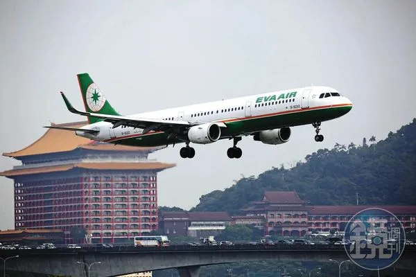 長榮航空爆出空服員病逝消息，引爆輿論。（本刊資料照）