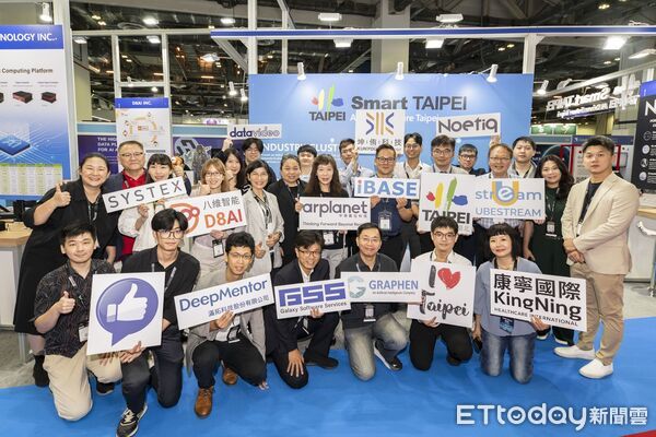 ▲參展企業與台北市政府於台北主題館合影。(圖／貿協提供)