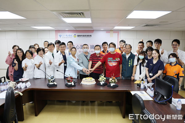 ▲台南市急救團隊與康復患者在奇美醫院重逢相擁，場面溫馨動人。（記者林東良翻攝，下同）