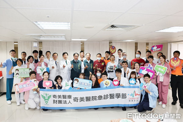 ▲台南市急救團隊與康復患者在奇美醫院重逢相擁，場面溫馨動人。（記者林東良翻攝，下同）