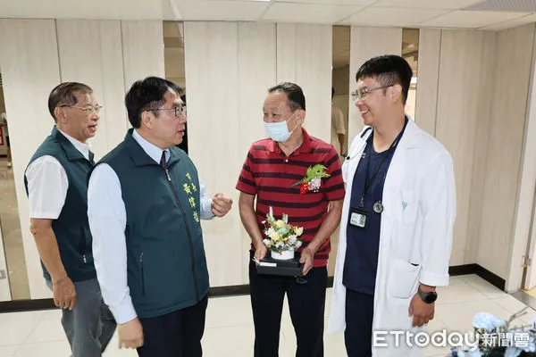 ▲台南市急救團隊與康復患者在奇美醫院重逢相擁，場面溫馨動人。（記者林東良翻攝，下同）