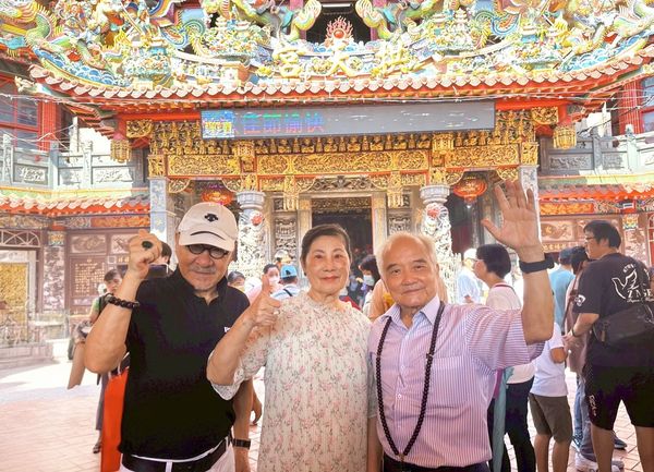 ▲▼孫情赴苗栗通霄的白沙屯拱天宮，虔誠請示媽祖到演出現場。（圖／台中多媒體公司提供）