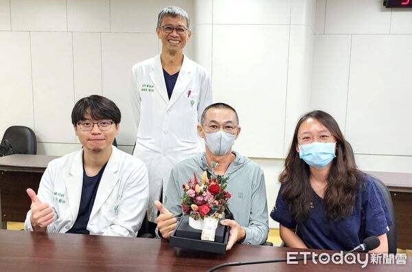 ▲奇美醫院舉辦「重啟心跳・擁抱新生」團聚會，邀請4位OHCA康復者重返醫院與急救團隊合影，現場氣氛感人。（記者林東良翻攝，下同）