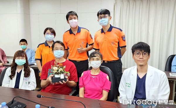 ▲奇美醫院舉辦「重啟心跳・擁抱新生」團聚會，邀請4位OHCA康復者重返醫院與急救團隊合影，現場氣氛感人。（記者林東良翻攝，下同）