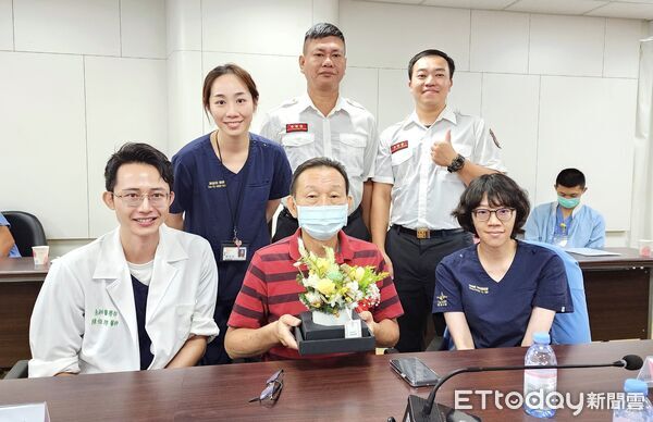 ▲奇美醫院舉辦「重啟心跳・擁抱新生」團聚會，邀請4位OHCA康復者重返醫院與急救團隊合影，現場氣氛感人。（記者林東良翻攝，下同）