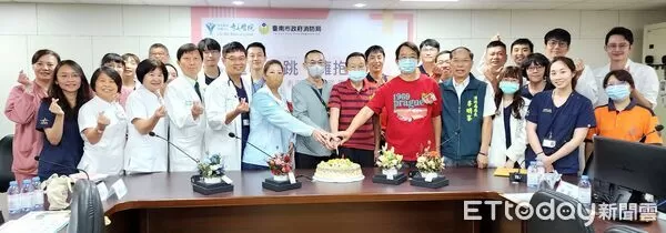 ▲奇美醫院舉辦「重啟心跳・擁抱新生」團聚會，邀請4位OHCA康復者重返醫院與急救團隊合影，現場氣氛感人。（記者林東良翻攝，下同）